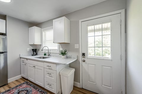 Unit 3 - Walk/Bike to Beach! Bikes Included! image 4