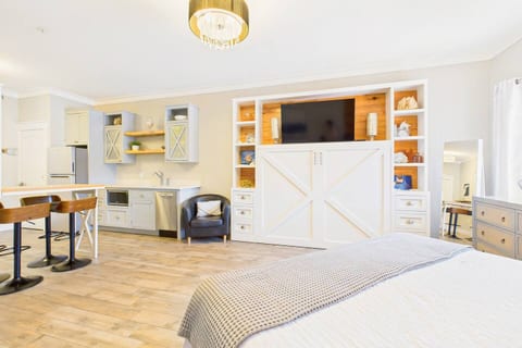 30A Large Studio - Private Beach Tram - Pools