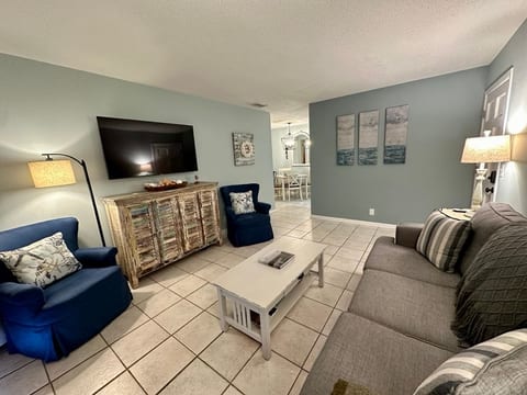 SSI Retreat - Ocean Walk 2BR/2BA Condo - Sleeps 6