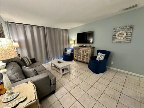 SSI Retreat - Ocean Walk 2BR/2BA Condo - Sleeps 6