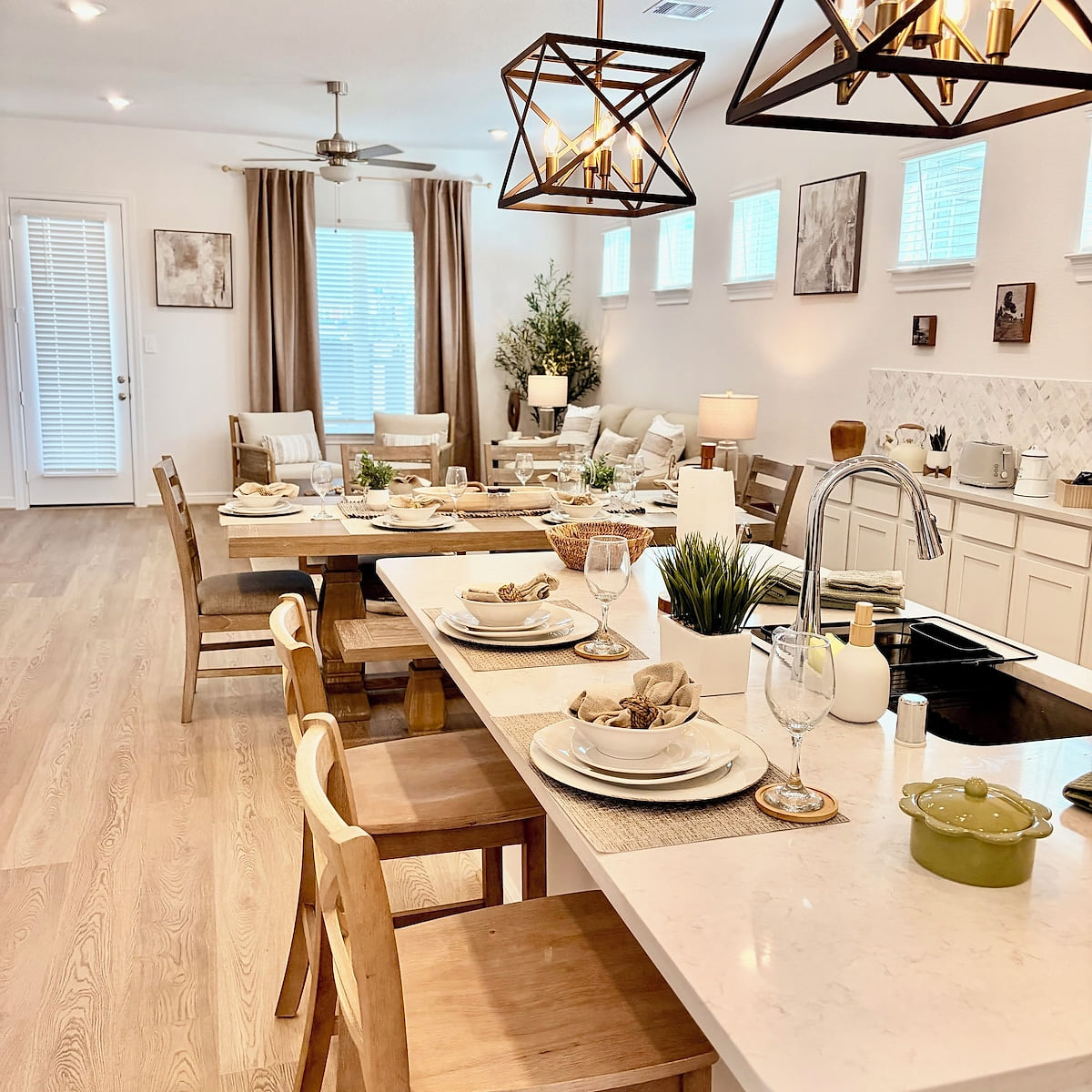 Luxury Modern Farmhouse League City /Kemah.
4 bedroom 3 bathroom , game room!