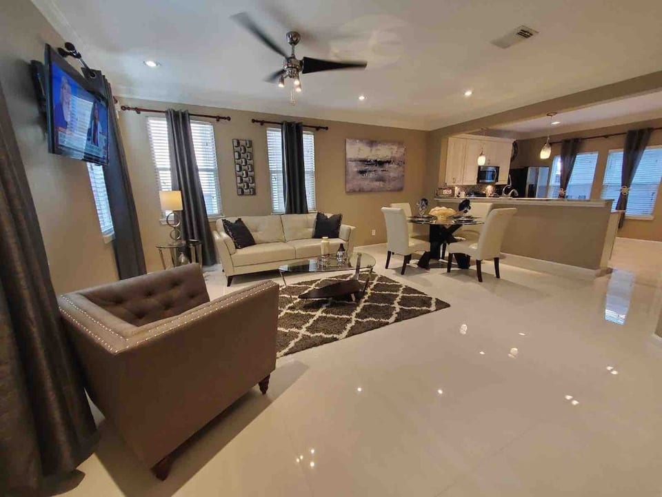 Luxury Executive Townhouse ! image 1