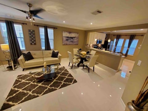 Luxury Executive Townhouse ! image 2