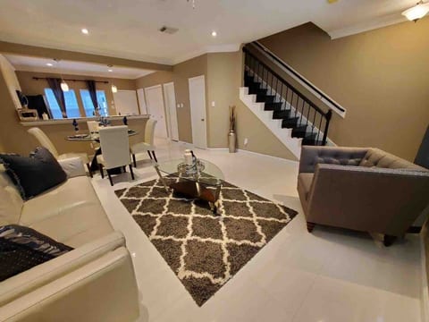 Luxury Executive Townhouse ! image 4