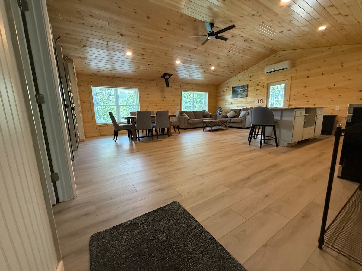 Private secluded Cabin on Tug & Brantingham trails