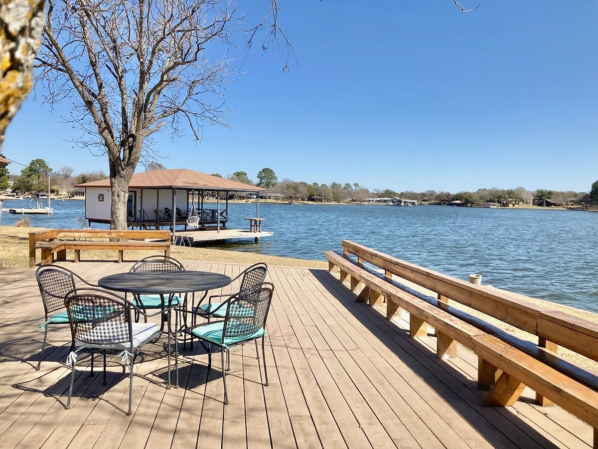 4 Bed / 2 Bath lakefront, kayaks, bbq, decks, fish