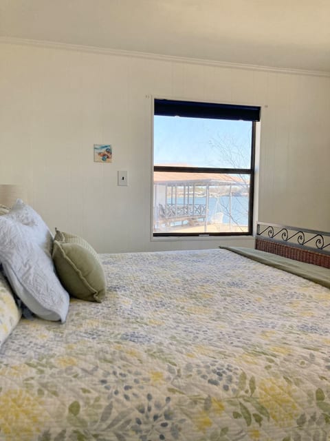 King sized pillow top mattress and a variety of pillows for a great slumber. Wake up to a lakeview sunrise!