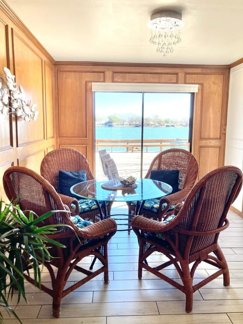 Another fabulous lakeview from the indoor diningroom