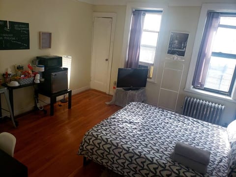 XL clean room in Manhattan, 1 block from subway!