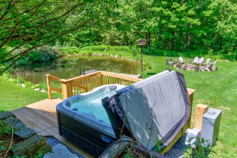 Enjoy our brand new 7 person Jacuzzi hot tub
