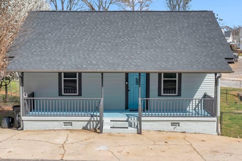 Close to downtown & village, 2 king beds, updated!