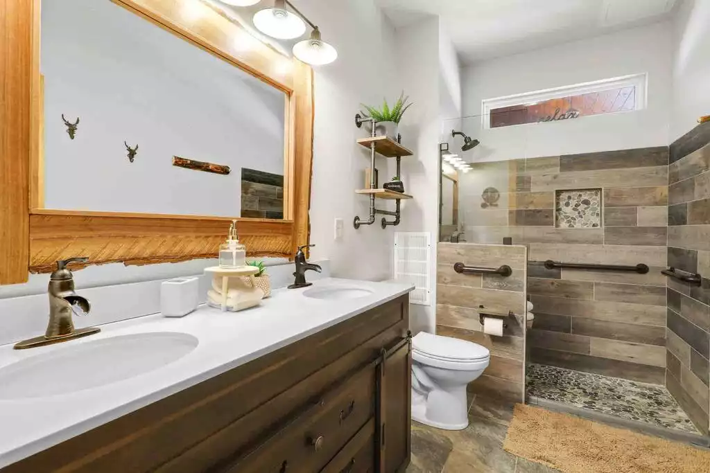 Updated master bath with dual sinks- handicap accessible with grab bars and shower seat, wide entrance, and easy to roll-over border. - Tᴏᴀsᴛʏ & Tᴏᴄᴄᴏᴀ Lᴏᴅɢᴇ - Suches