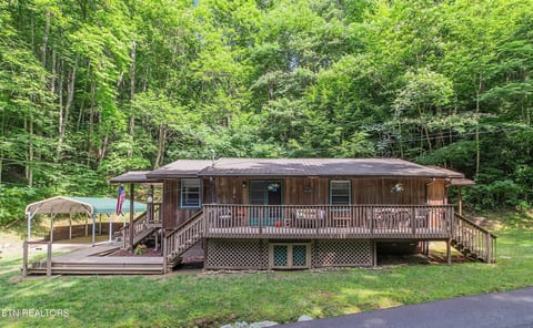 CLEAN & AFFORDABLE CABIN SLEEPS 8 ~ GREAT REVIEWS!