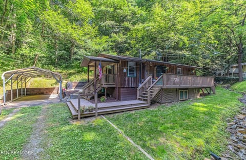 CLEAN & AFFORDABLE CABIN SLEEPS 8 ~ GREAT REVIEWS!