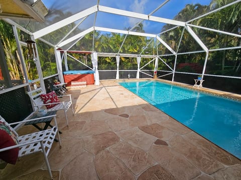 HEATED Swimming Pool & Deluxe Hot Tub {Completely Screened to Repel Bugs, Etc.}