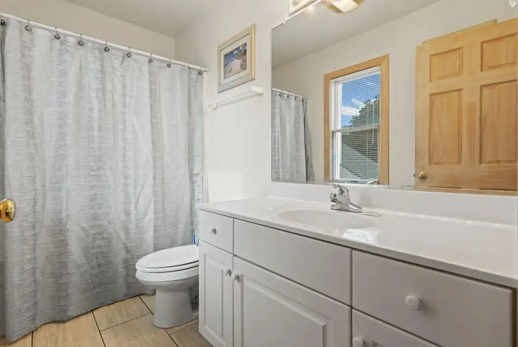 Queen En-suite Bathroom (Middle Floor) Queen En-suite Bathroom (Middle Floor) - Makin' Memories OBX - Corolla
