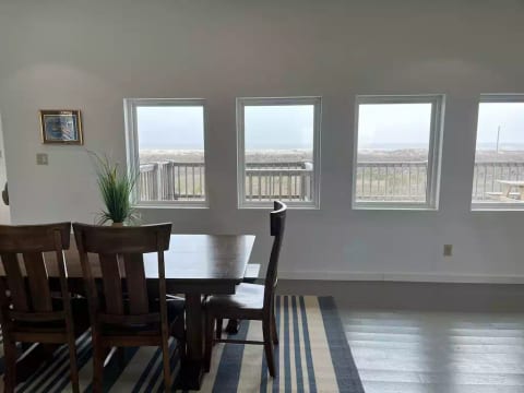 Dining table that easily fits 6. Amazing ocean views right from your seat!