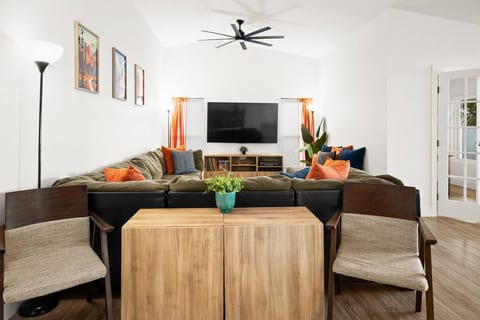 Stylish Made-4-Gathering Kid/Pet-Friendly 4BR/2BA