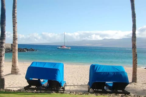 Mauna Lani Beach Club (Makaiwa Bay) w/ free-to-use shade canopy lounge chairs