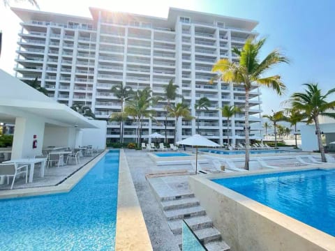 BEACHFRONT Resort Style Studio *BRAND NEW*