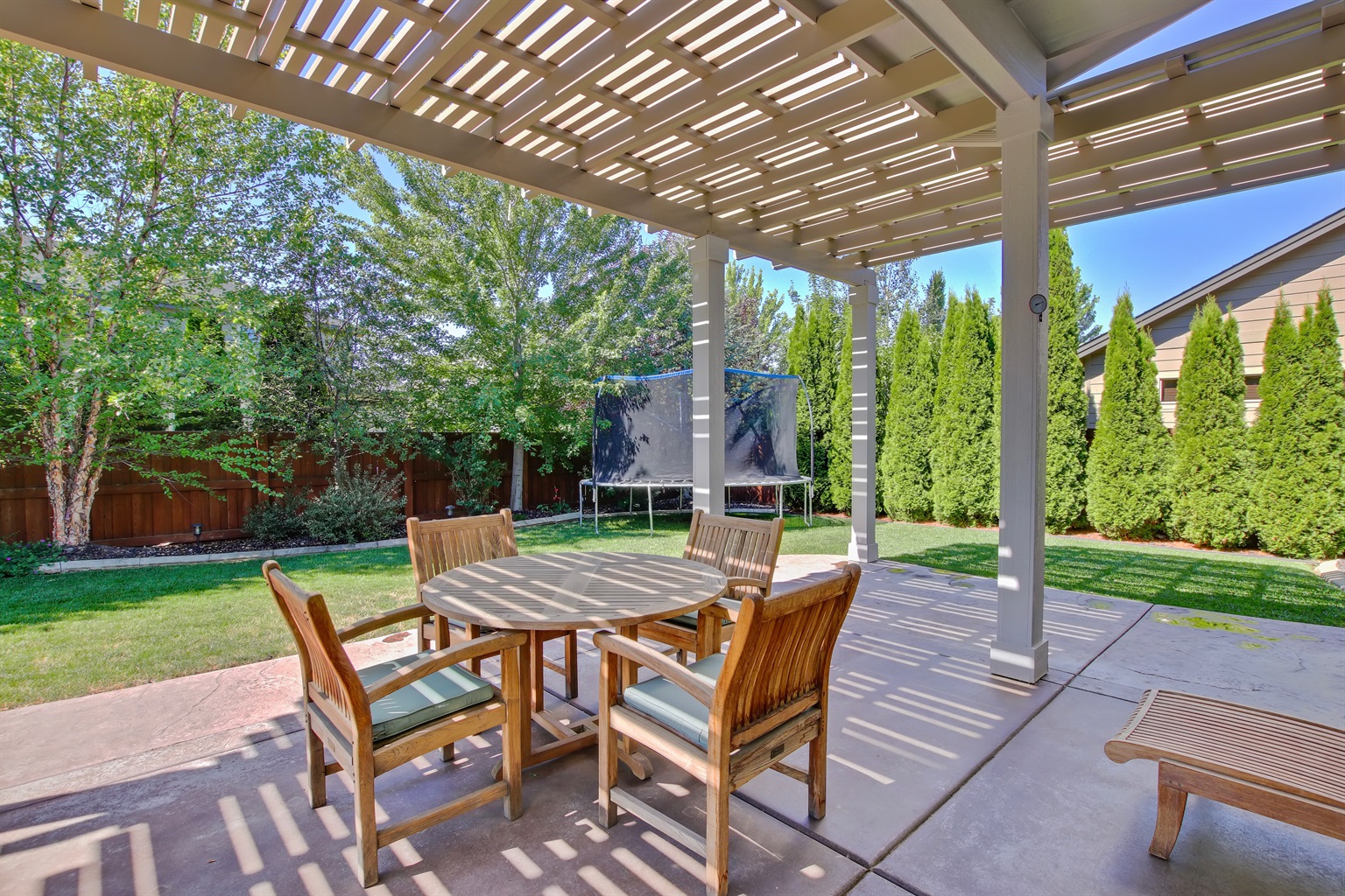 large-modern-5-bedroom-custom-home-centrally-located-in-meridian/