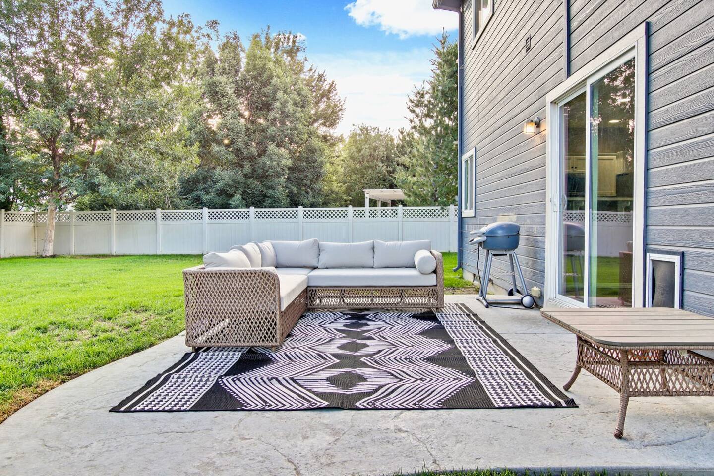 gorgeous-4-bedroom-home-with-pool-access/