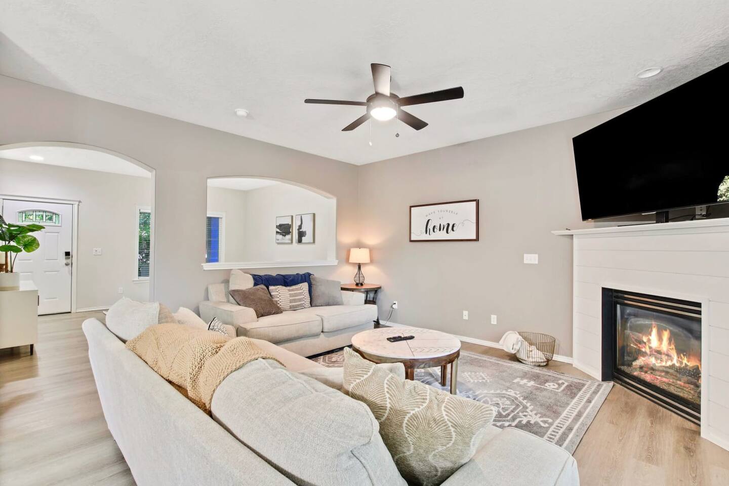 gorgeous-4-bedroom-home-with-pool-access/