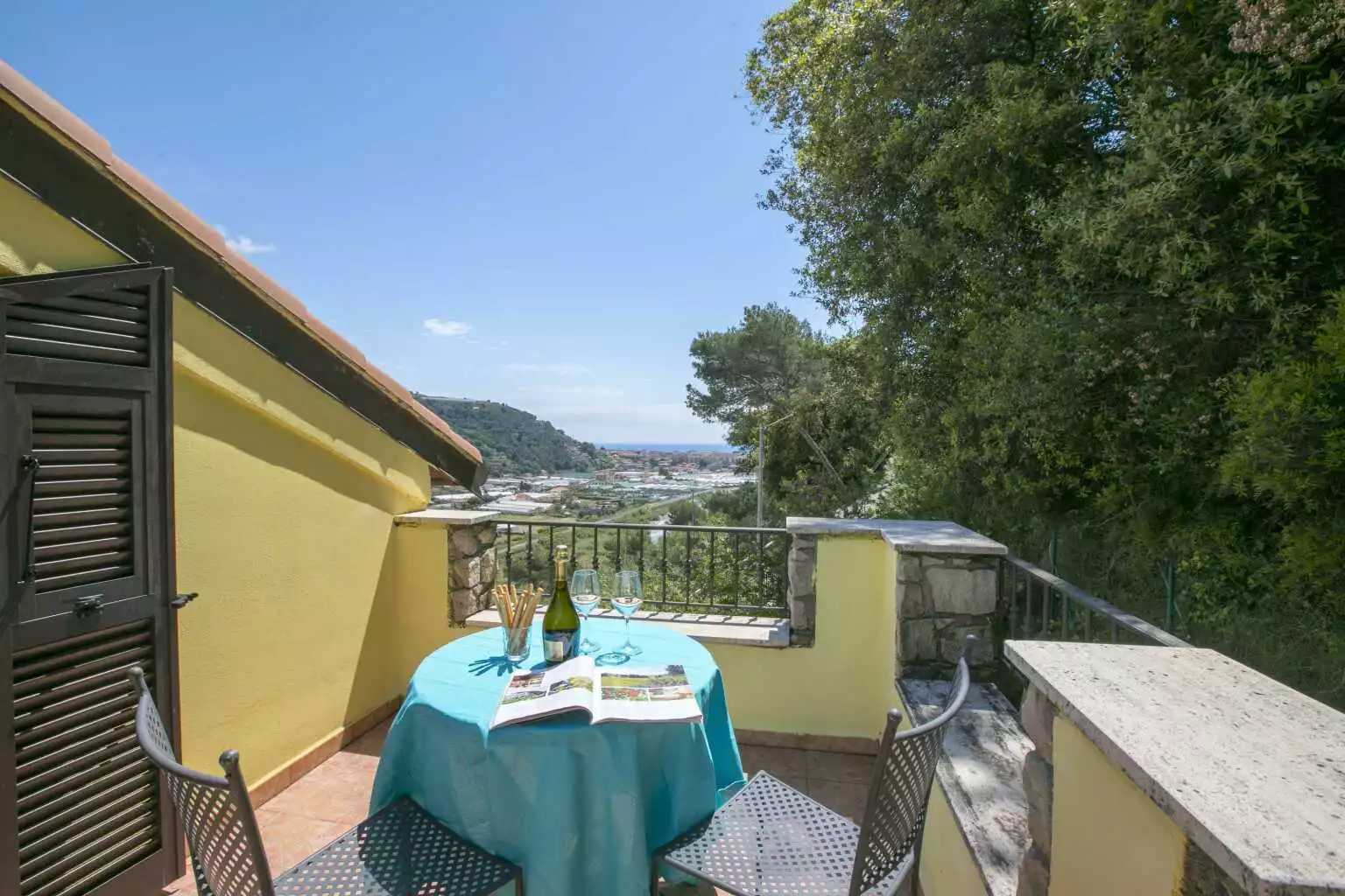 Furnished terrace of the bedroom - Villa Monte Enrico - Pool And Whirlpool - Camporosso