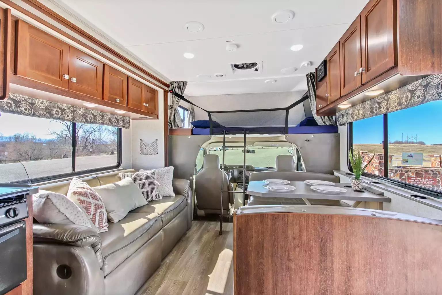 luxurious-forest-river-sunseeker-3170ds-(bunk-bed-model)/