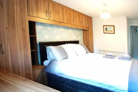 Charming private cottage in town centre