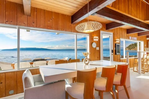 Indoor and outdoor dining for 8 for you and your group so whether you eat your meal or work inside or out, you are set.