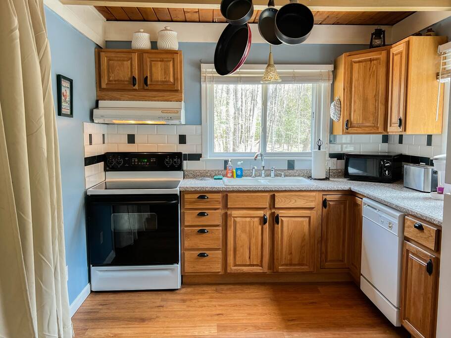 Kitchen area - Cranmore HotTub Sleeps15 PoolTableSkiTubeShopRelax - North Conway