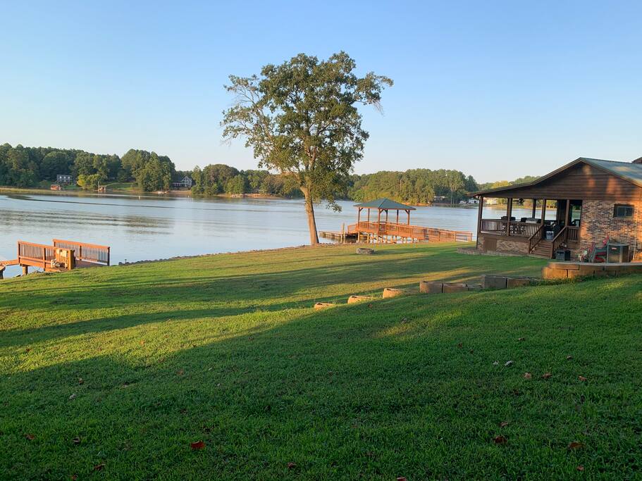 There is plenty of room to hang out in the flat side yard. - Camm’s Lakeside Retreat (close to Charlotte) - Belmont