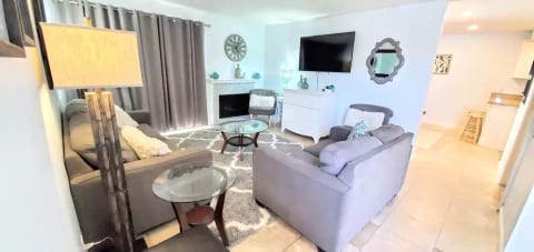 Living room with patio - Magic Mouse Townhouse
