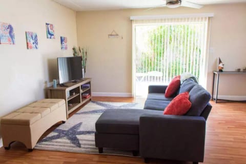 BEACHSIDE GETAWAY *FENCED AREA*-Walk/Bike to beach