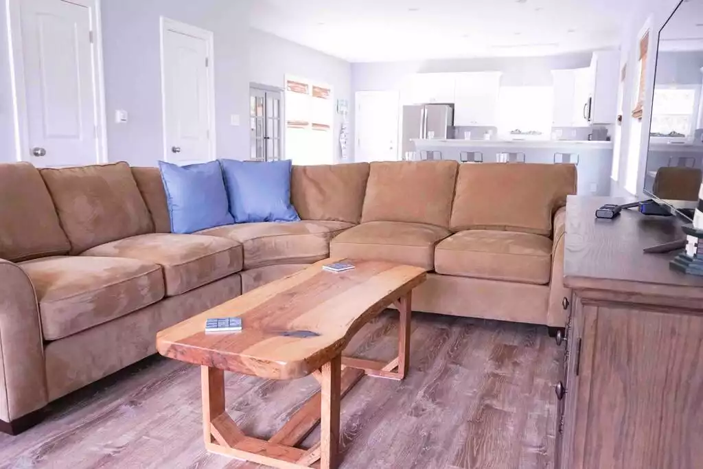 Comfy large sectional sofa - Private Home/Beach/Bases/Fire pit/Wi-Fi/Grill - Norfolk