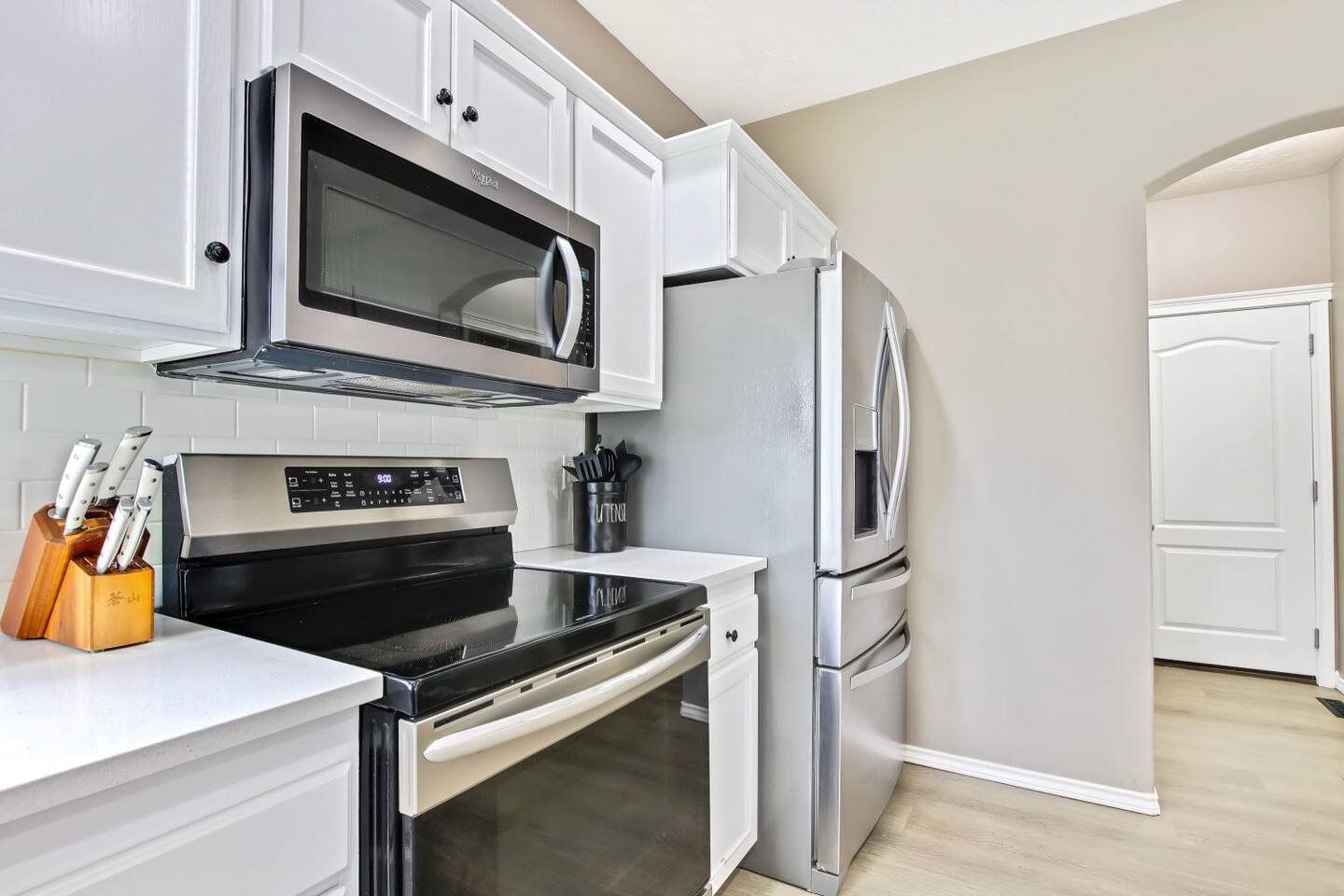 gorgeous-4-bedroom-home-with-pool-access/