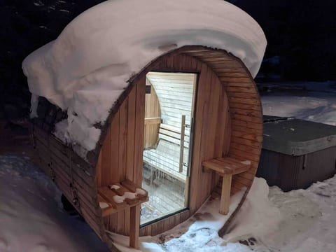 Snow-capped sauna! Perfect for 2-4 people.