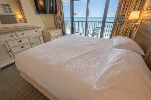 View the Ocean from the Main Bedroom!