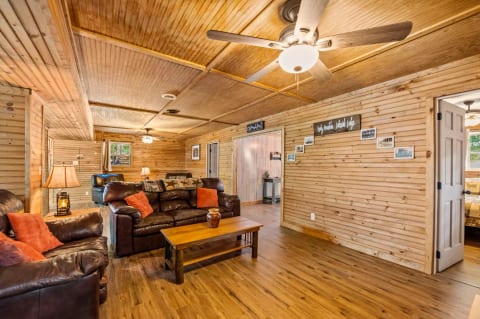 Pet Frndly Lakefront Cabin Hottub Gamerm Fireplace