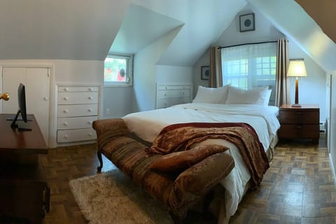 2nd bedroom with queen bed