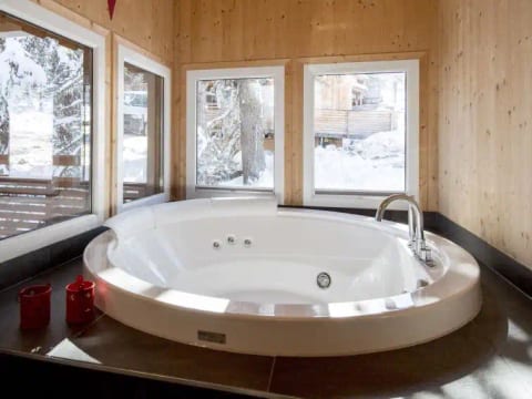 #30 mit IR-Sauna & Sprudelbad innen