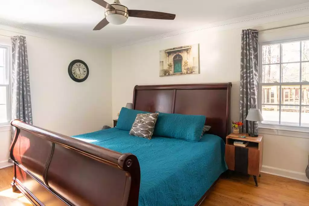 King Sleigh bed with bathroom suite - Cheerful Family-Friendly Home: Ample Outdoor Space - Raleigh