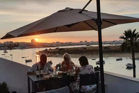 Waterfront, big terrace, hot tub, 200 m to beach