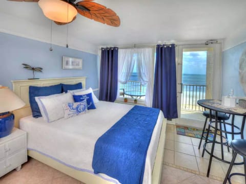Oceanfront Studio - Queen Sized Bed