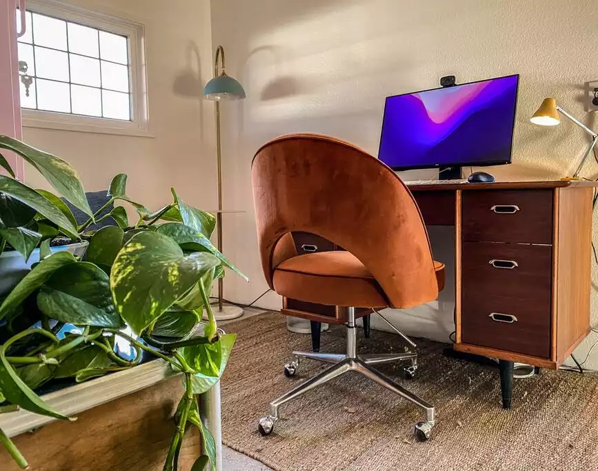 Dedicated workspace with monitor (with HDMI cable) and fast internet. - The Filmmakers House - Joshua Tree