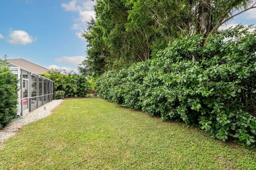 Rare backyard space - Palms and Shrubbery block all neighbor views. - The Pink Flamingo - Marco Island