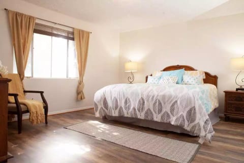 Beechnut Haven-New! Bright and Cozy Modern home
