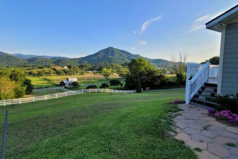 Cottage with MIND BLOWING Smoky Mountain views!