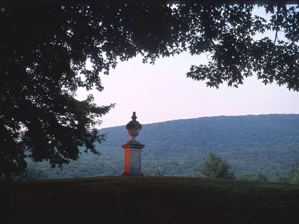 Sunset on the knoll at Ashintully Gardens. - Ashintully Cottage - Tyringham